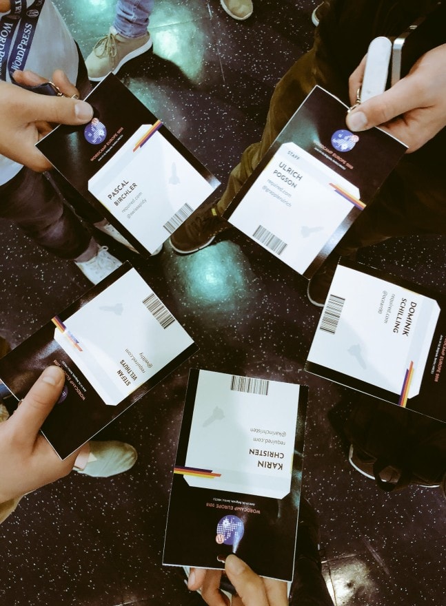Foto von 5 verschiedenen Teilnehmer-Badges am WordCamp Europe von oben fotografiert.