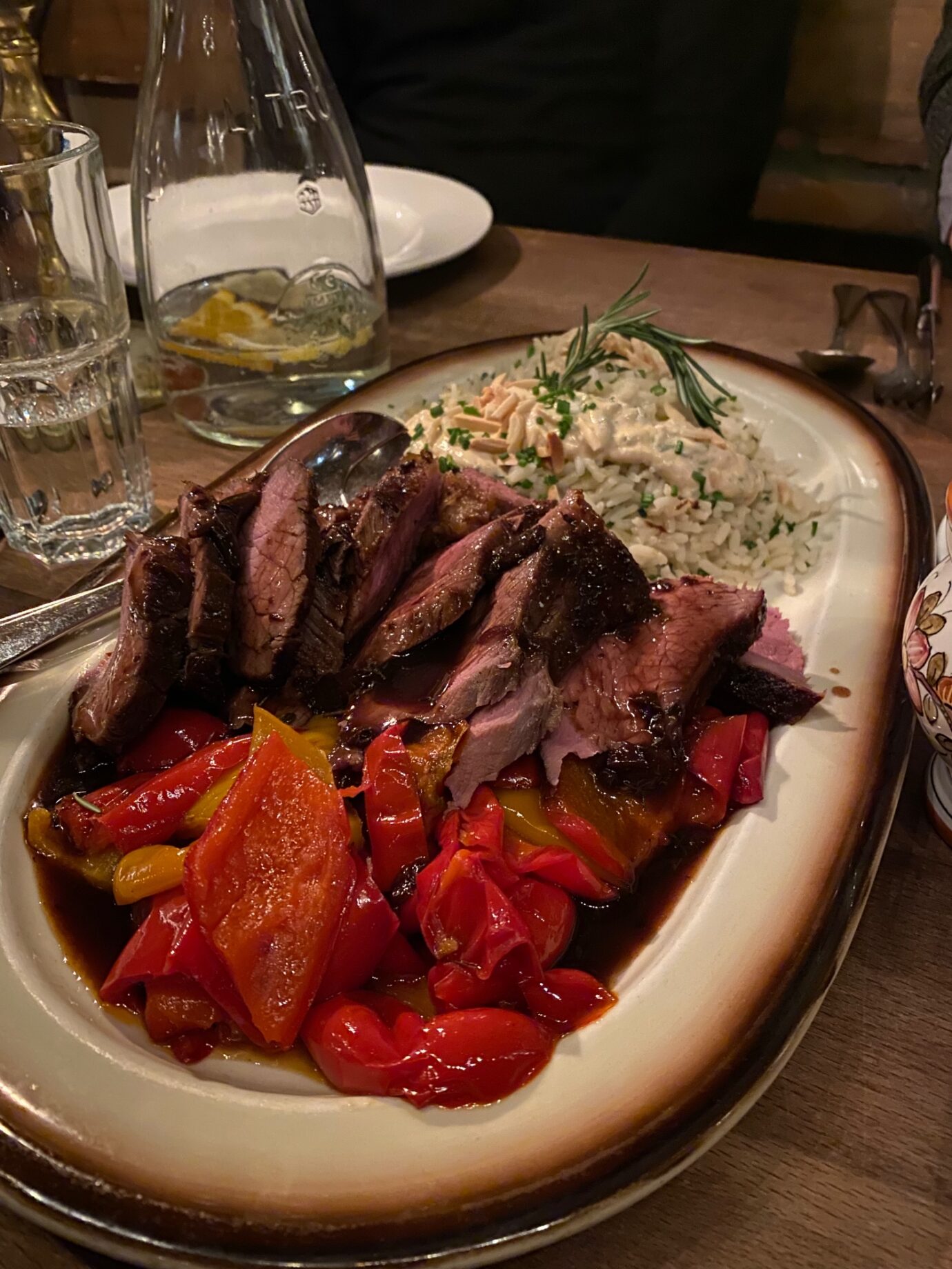 grosser Teller mit der Hauptspeise mit Fleisch, Gemüse und Reis