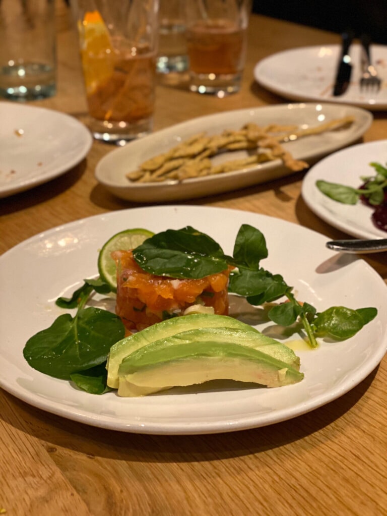 Abendessen in Zürich. Salat mit Lachs und Avocado.