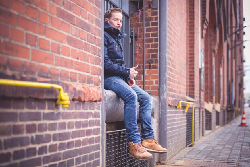 Paschi mit einer Grimasse am posen.