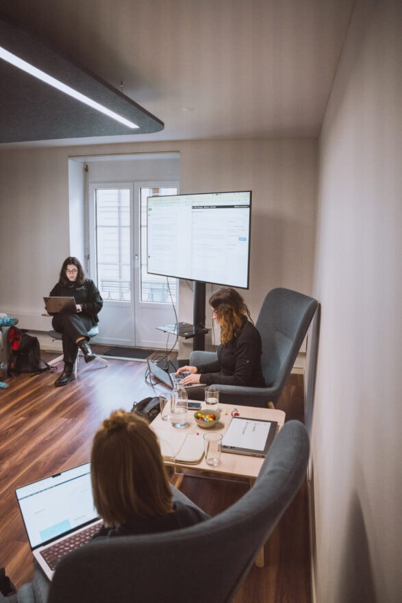 Karin, Corina und Tugce Nur am Arbeiten im Büro in Luzern