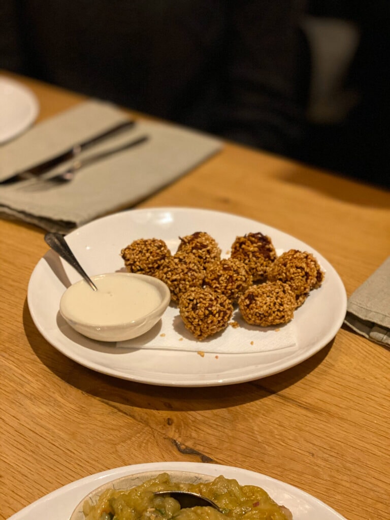 Abendessen in Zürich. Mit Sesam bestreute Kugeln.