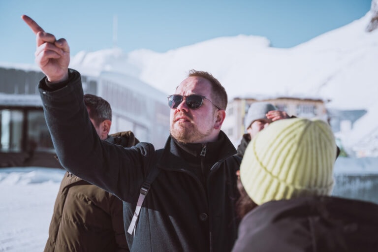 ein paar Leute, die im Schnee stehen