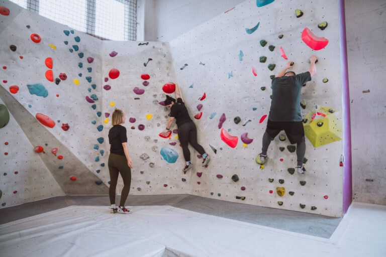 Corina, Velthy und Tugce Nur beim Bouldern