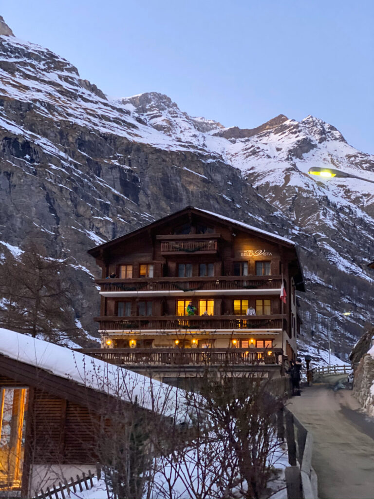 Foto vom Hotel einer grossen, mehrstöckigen Holzhütte