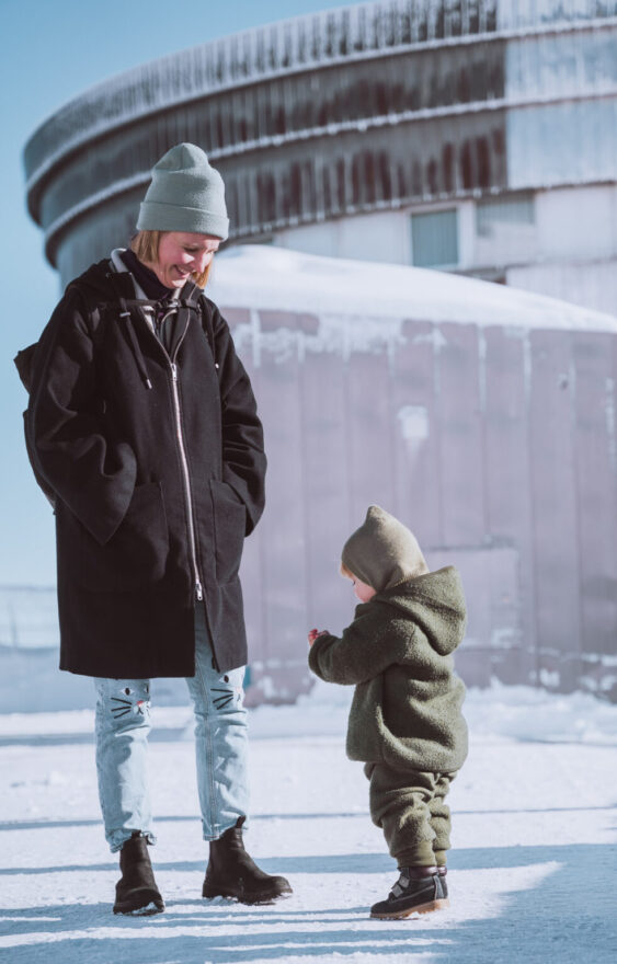 Foto von Corina mit ihrem Kind spielend