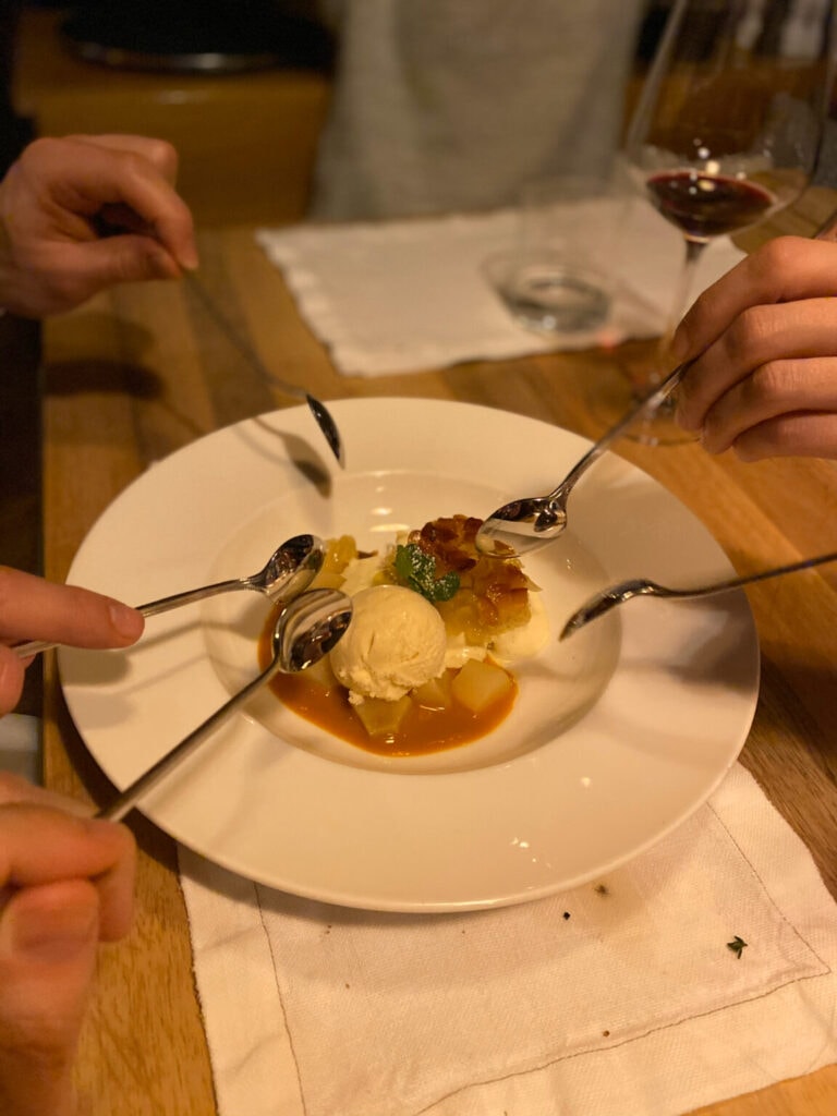 Abendessen in Zermatt. Ein Dessert, welche mehrere Personen miteinander teilen.