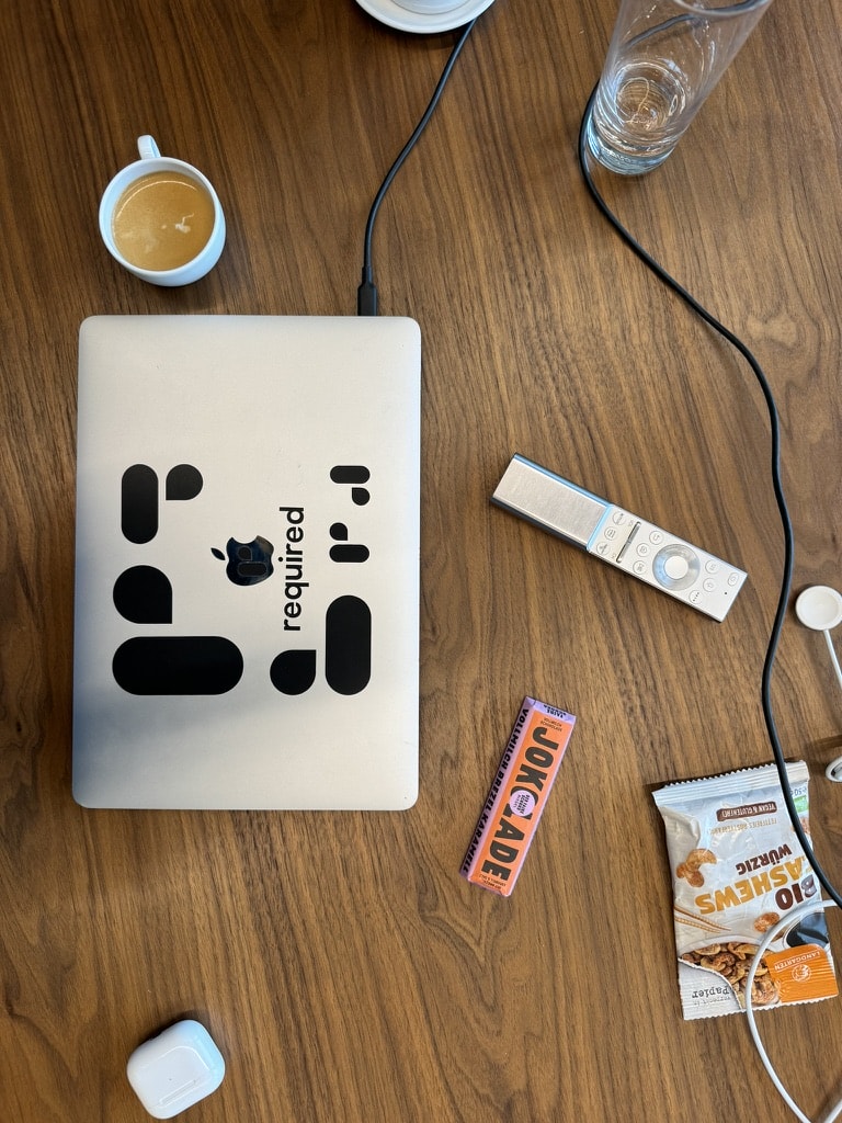 Ein Laptop von oben fotografiert, daneben eine Tasse Kaffee