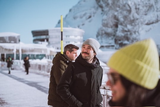 ein paar Leute, die im Schnee stehen