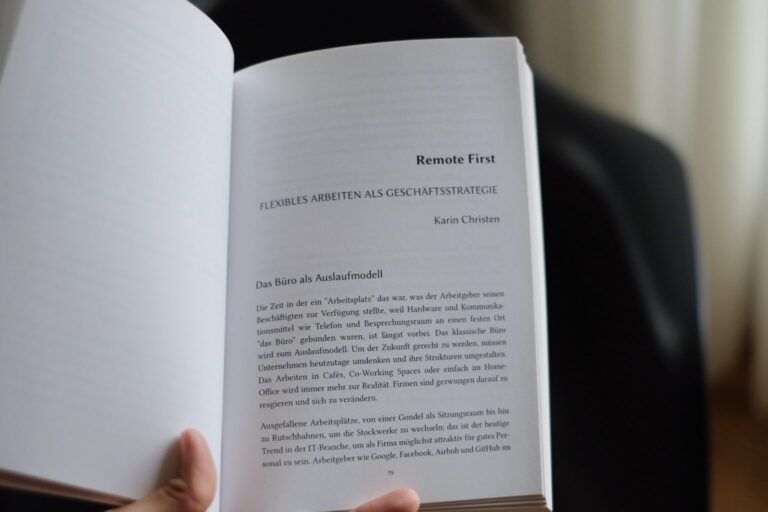 Das Yeahrbook der HWZ aufgeklappt auf Seite 79 zum Theme Remote First