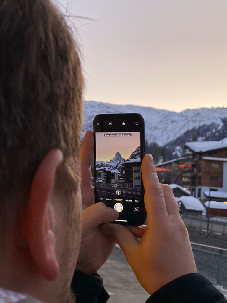 Velthy mit seinem Handy das Matterhorn fotografierend