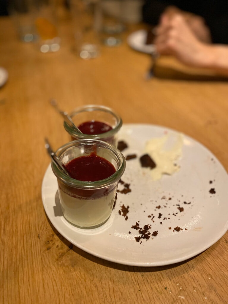 Abendessen in Zürich. Panna Cotta zum Dessert.