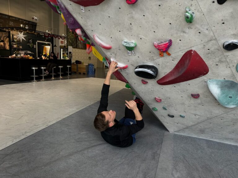 Dominik beim Bouldern