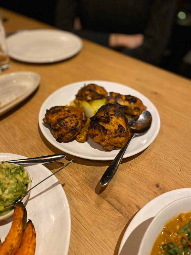 Abendessen in Zürich. Grillierte Poulet-stücke
