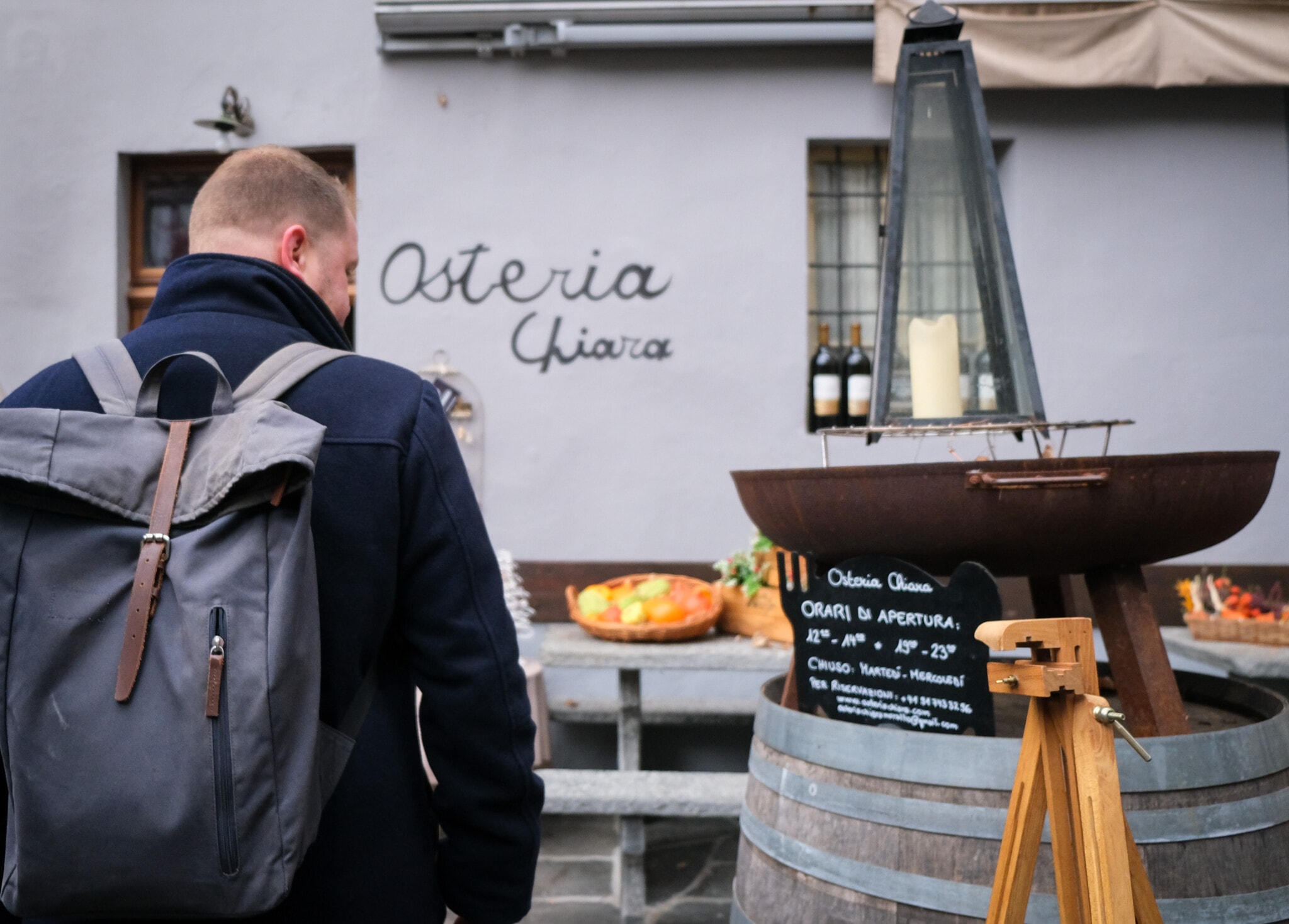 Velthy auf dem Weg ins Restaurant Osteria