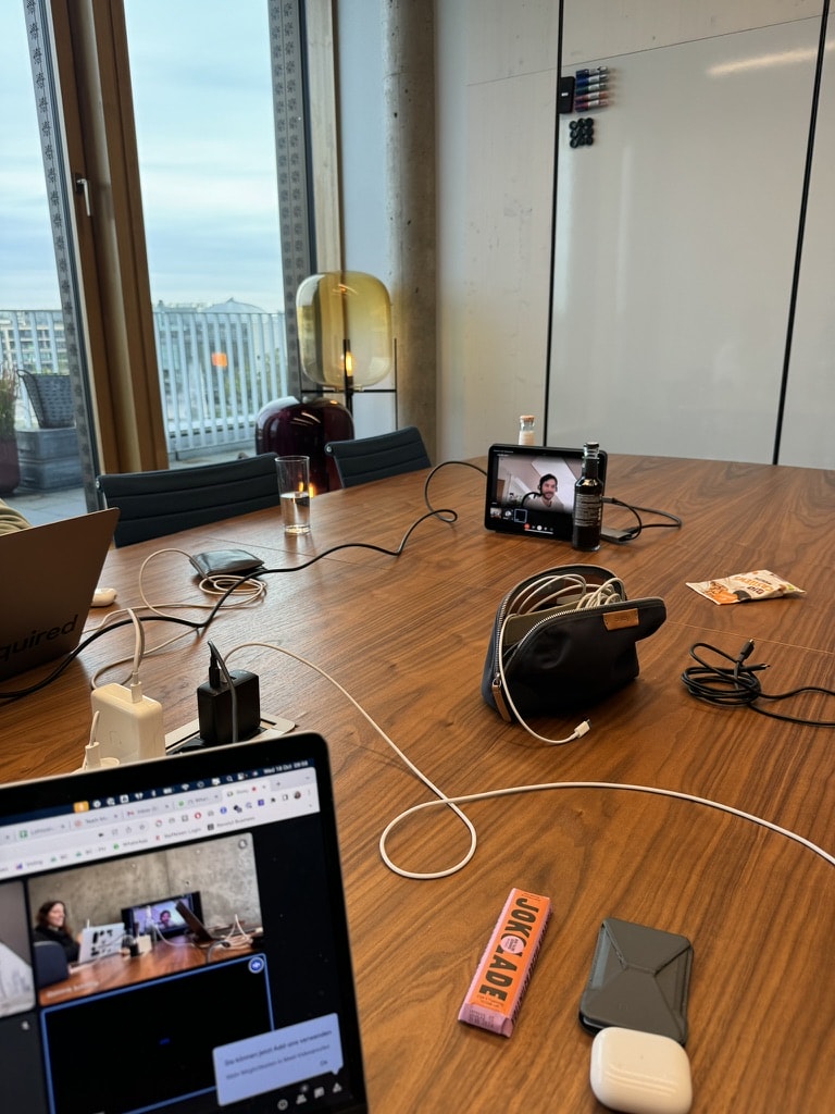 Ein Tisch in einem Sitzungszimmer mit einem Laptop