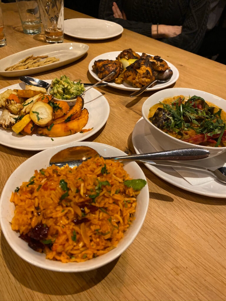 Abendessen in Zürich. Reis, grillierte Poulet-Stücke, Grillgemüse