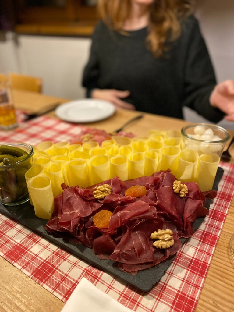 Foto vom Apero-Plättli mit Käse und Schinken auf einem Tablett hergerichtet