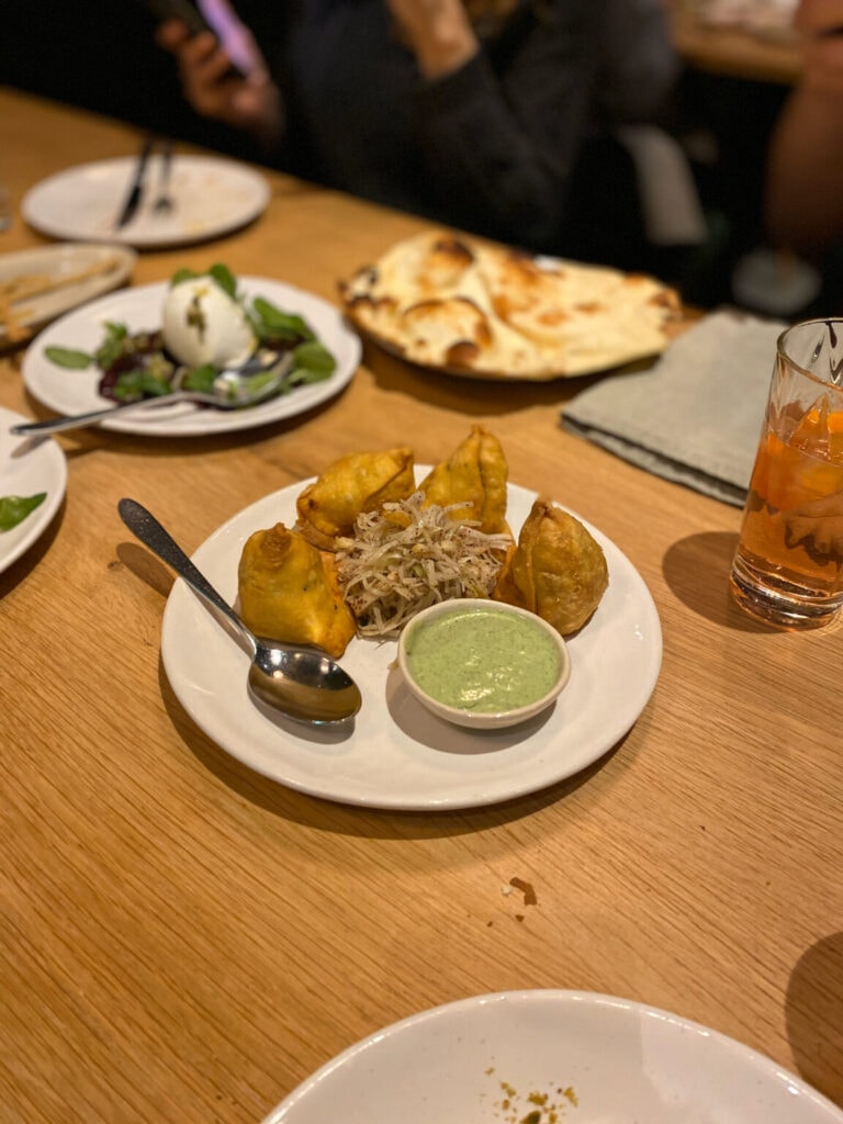 Abendessen in Zürich. Frittierte Samosas.