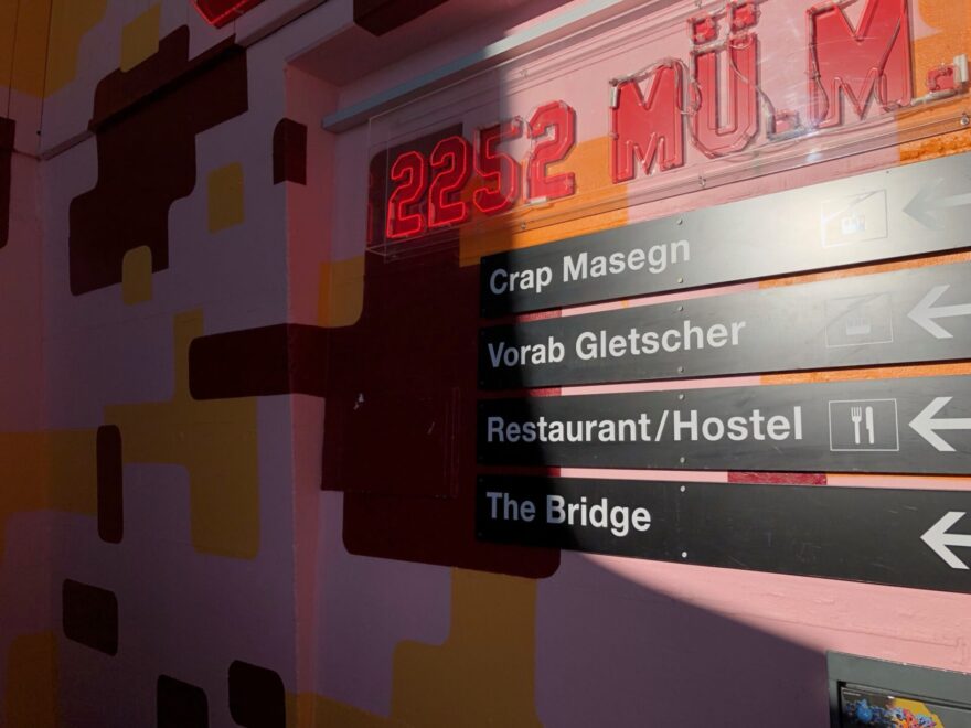 Eingang mit Tafeln zu den Verschiednen Destinationen