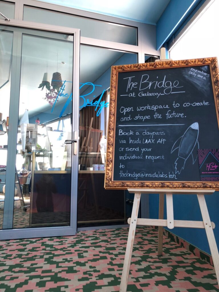 Tafel mit Infos am Eingang von "The Bridge"