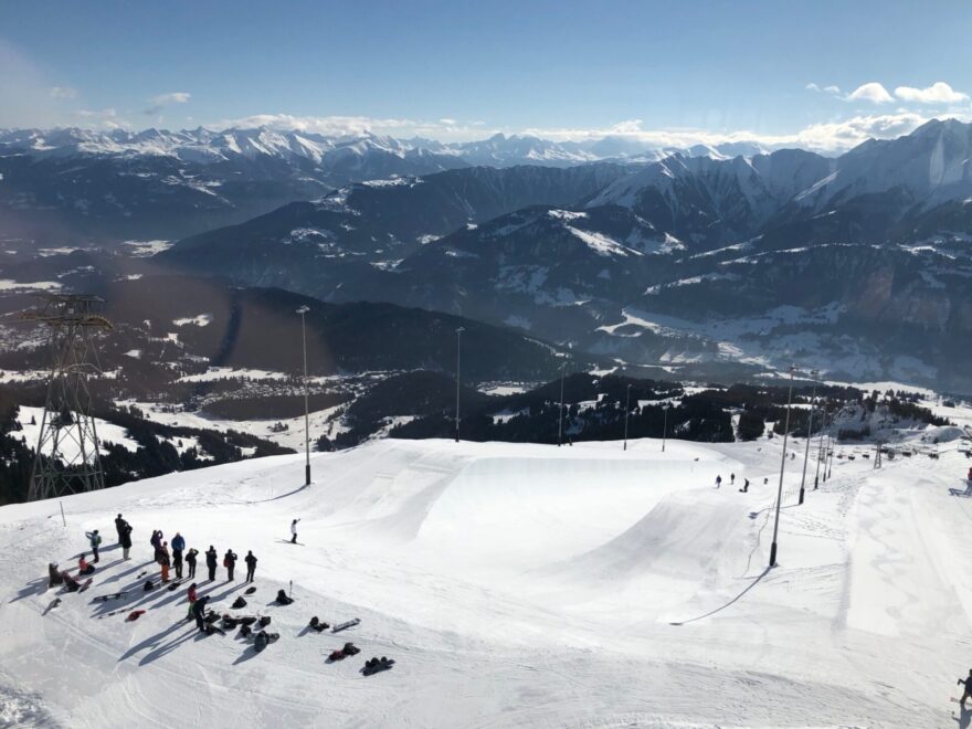 eine Menschengruppe im Schnee