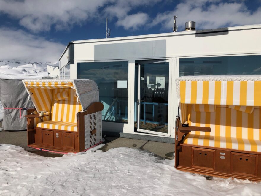 Ausblick auf den Sitzplatz draussen