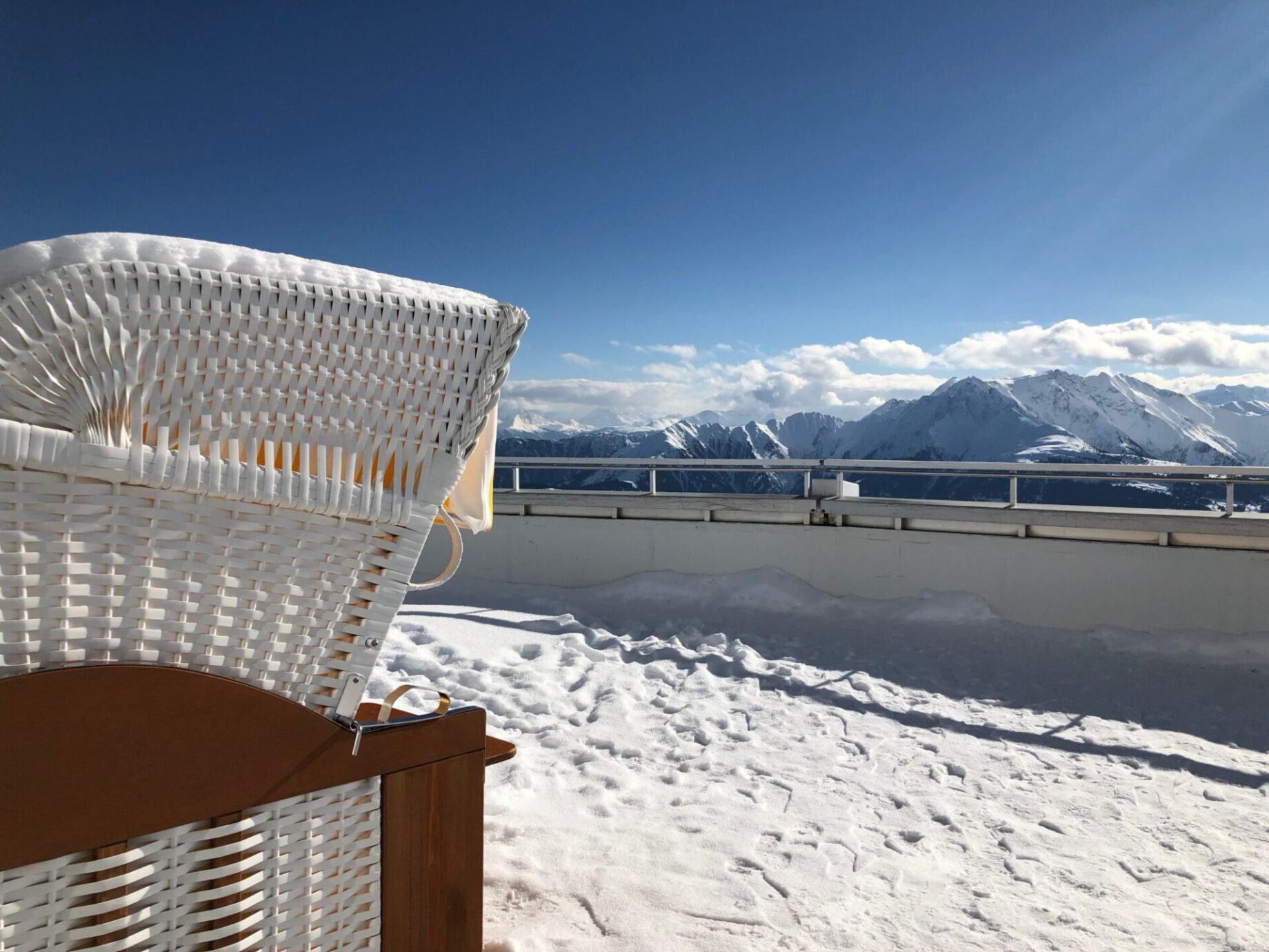 Foto vom Sitzplatz draussen mit Blick auf die Berge