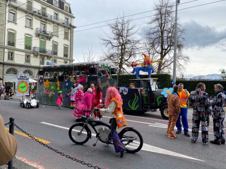 Foto von Menschengruppen an der Fasnacht in Luzern