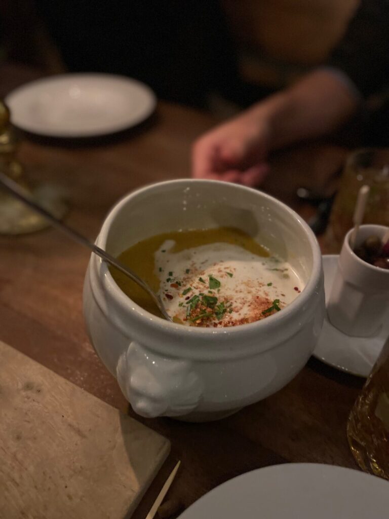 grosse Schale mit Gemüse-Creme-Suppe im Restaurant Grottino