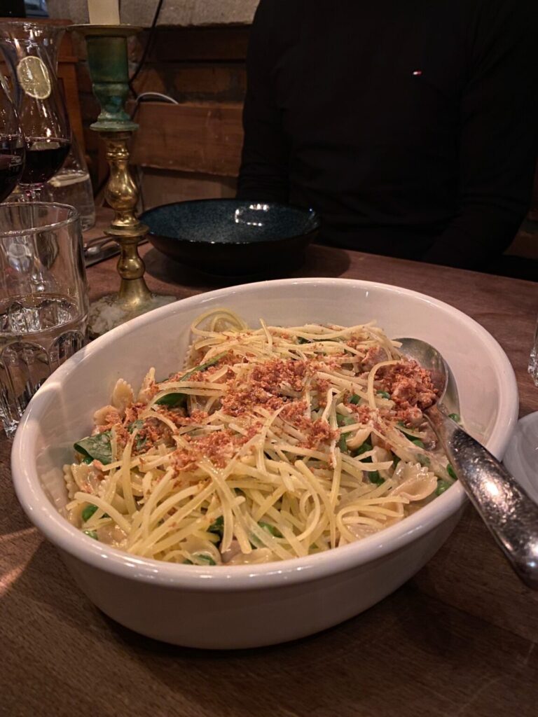 grosse Schale mit Pasta im Restaurant Grottino