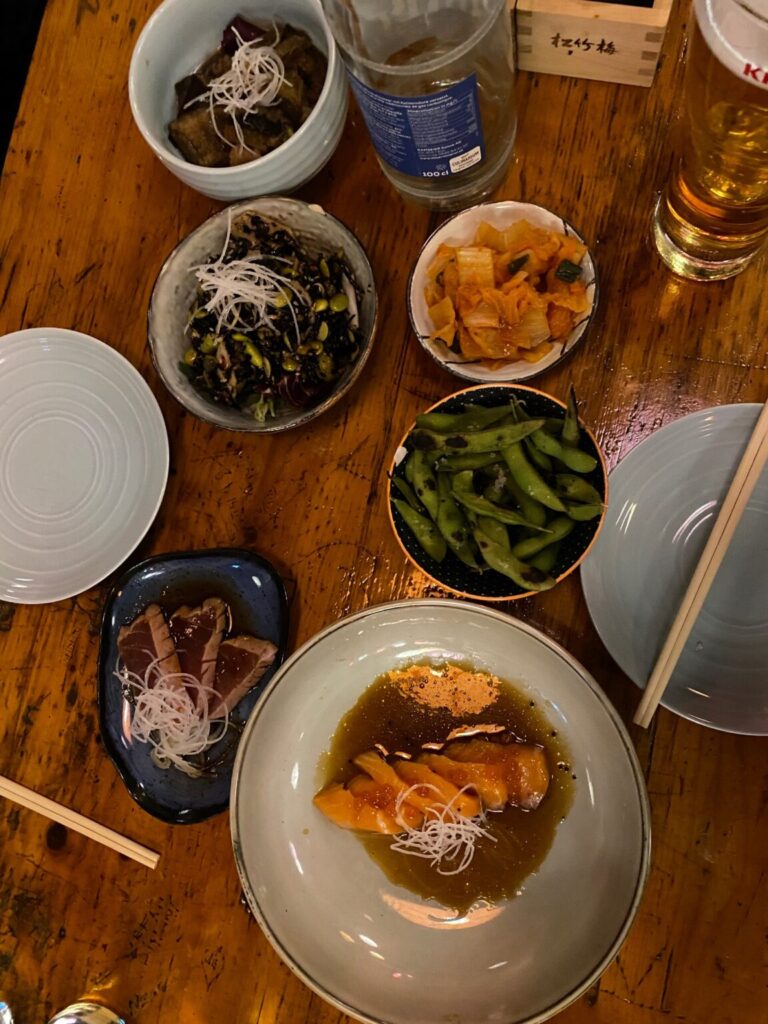 Schüsseln mit japanischem Essen auf einem Tisch
