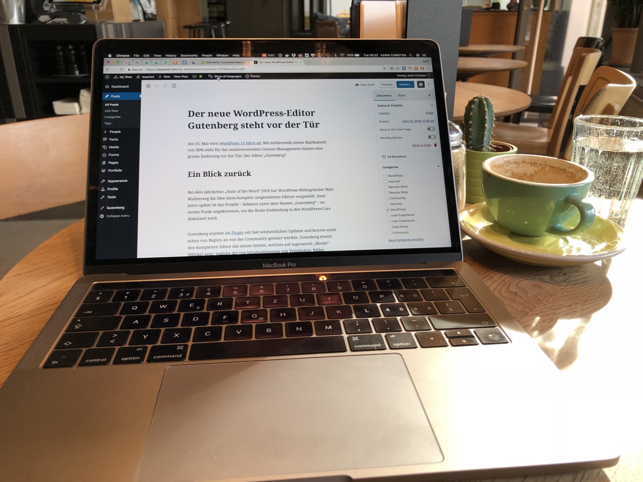 Ein Laptop mit einem Browser-Fenster, in welchem der WordPress-Editor Gutenberg zu sehen ist.