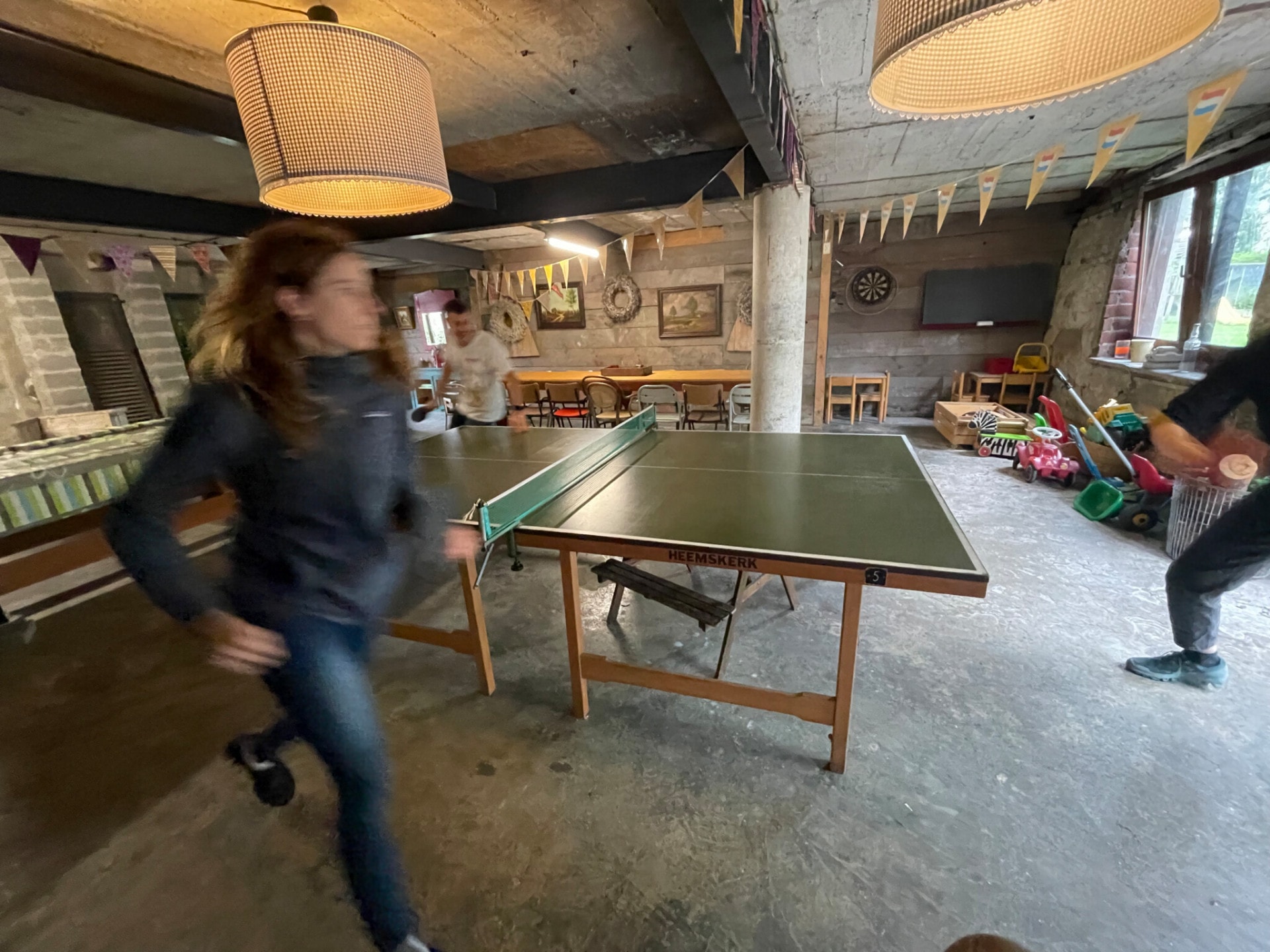 Ping Pong Tisch, um welches das required Team rennt zum Spielen