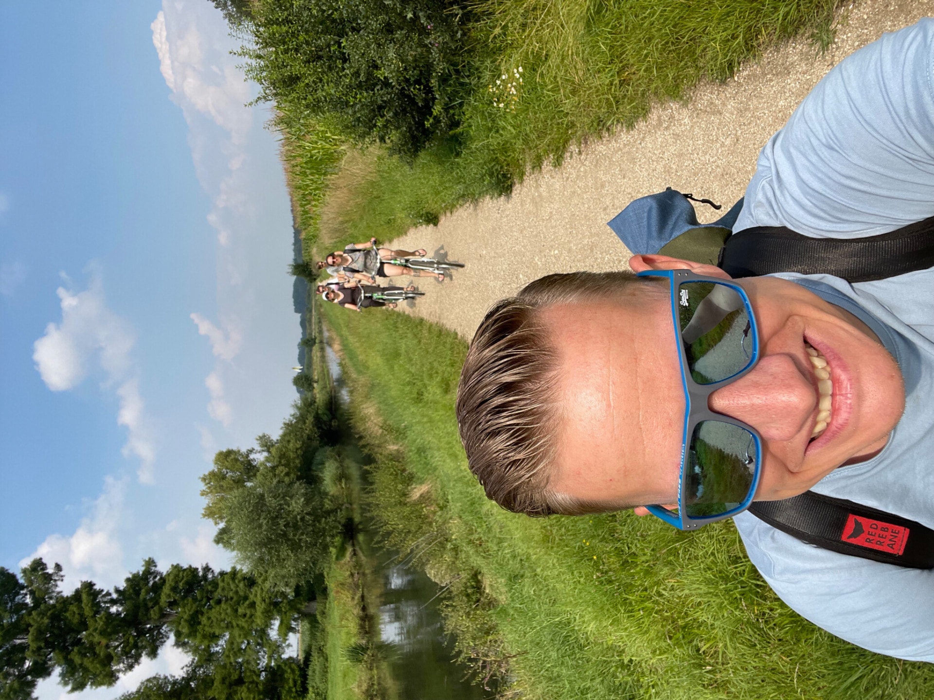 Selfie von Paschi beim Fahrradfahren, im Hintergrund das restliche Team