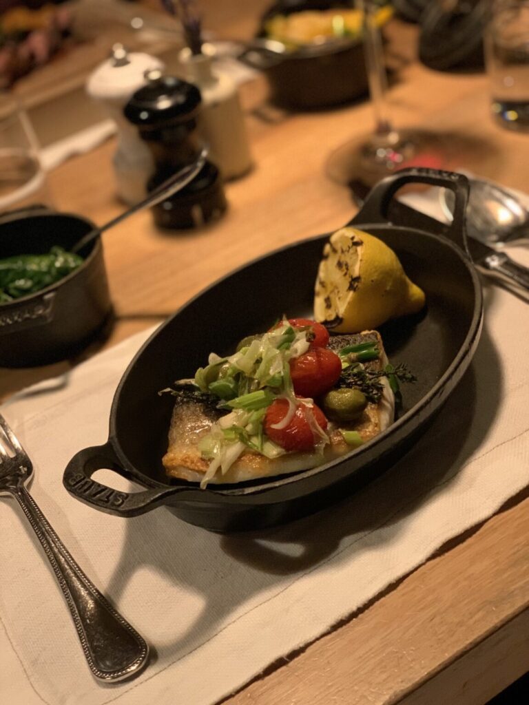 Abendessen in Zermatt. Ein Hauptgang, Fisch direkt in der Pfanne.