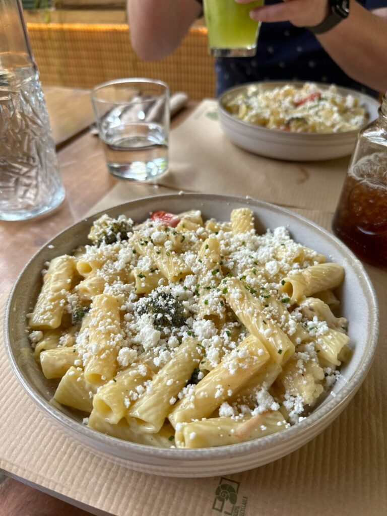 ein Teller mit einem Pasta Gericht
