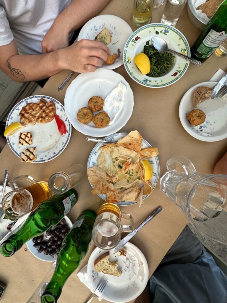 die Vogelperspektive des Esstisches