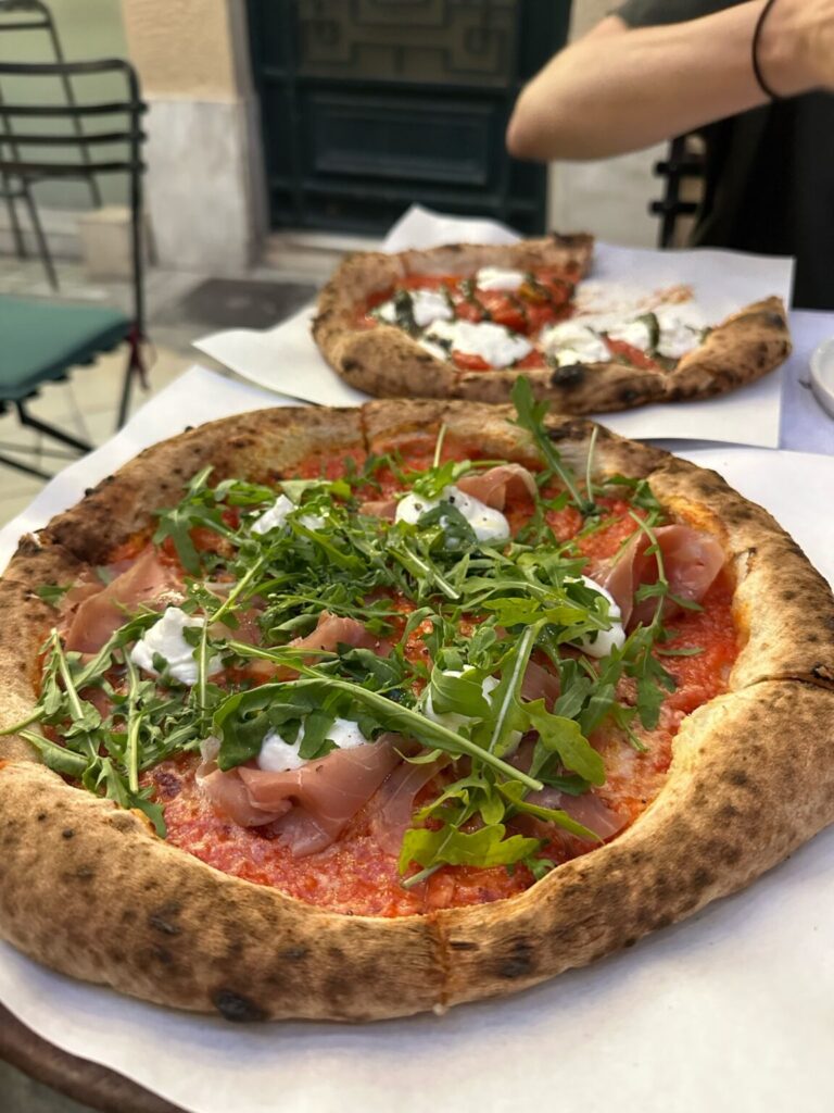 zwei Pizzen im Restaurant