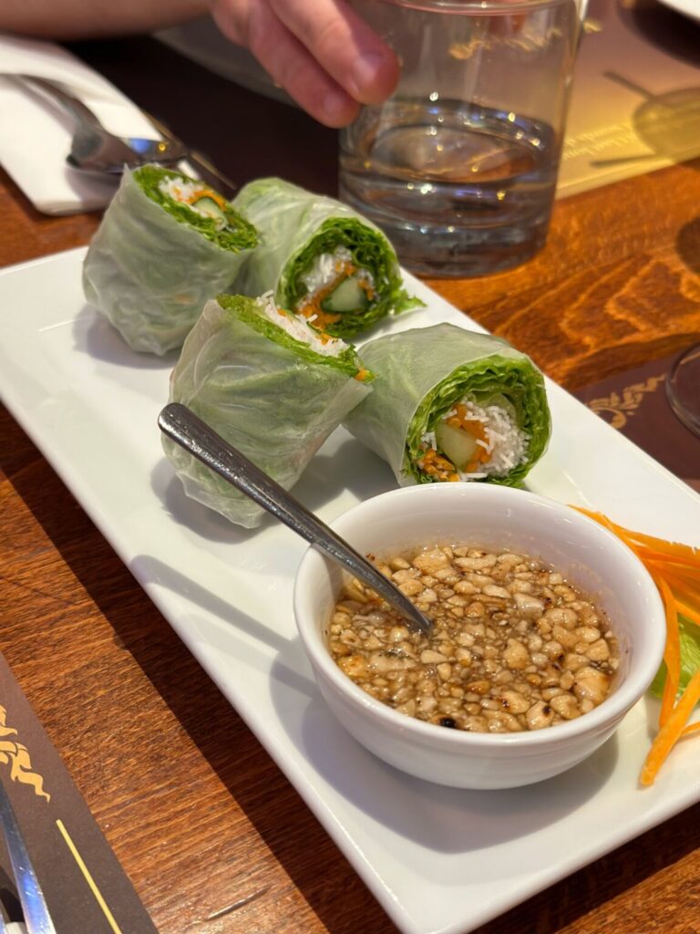 ein Teller mit Frühlingsrollen und Sauce