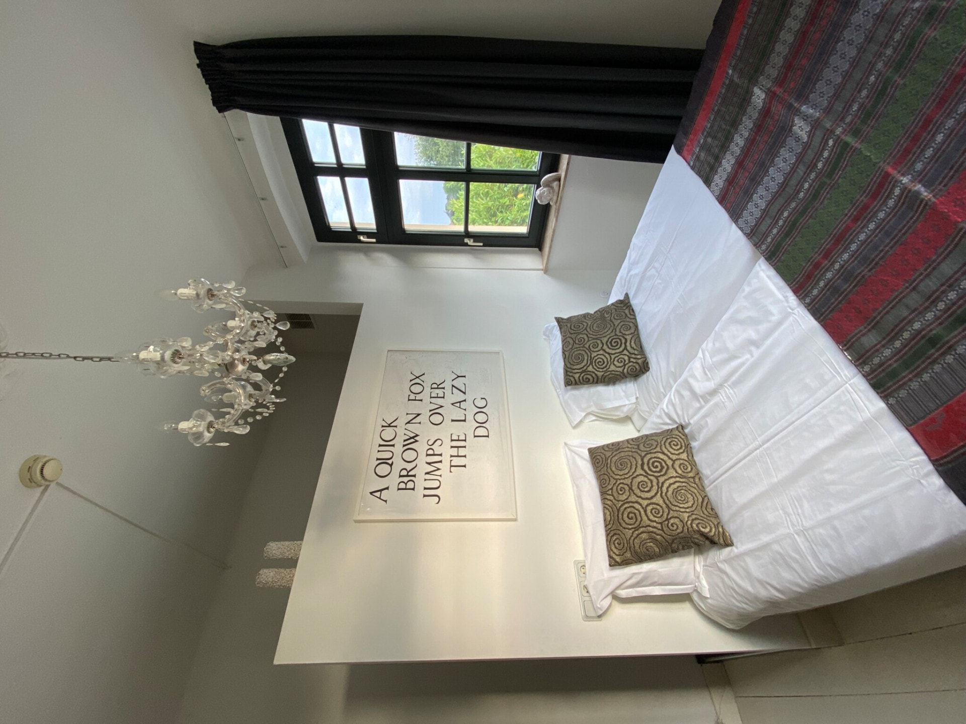 Schlafzimmer mit grossem Doppelbett