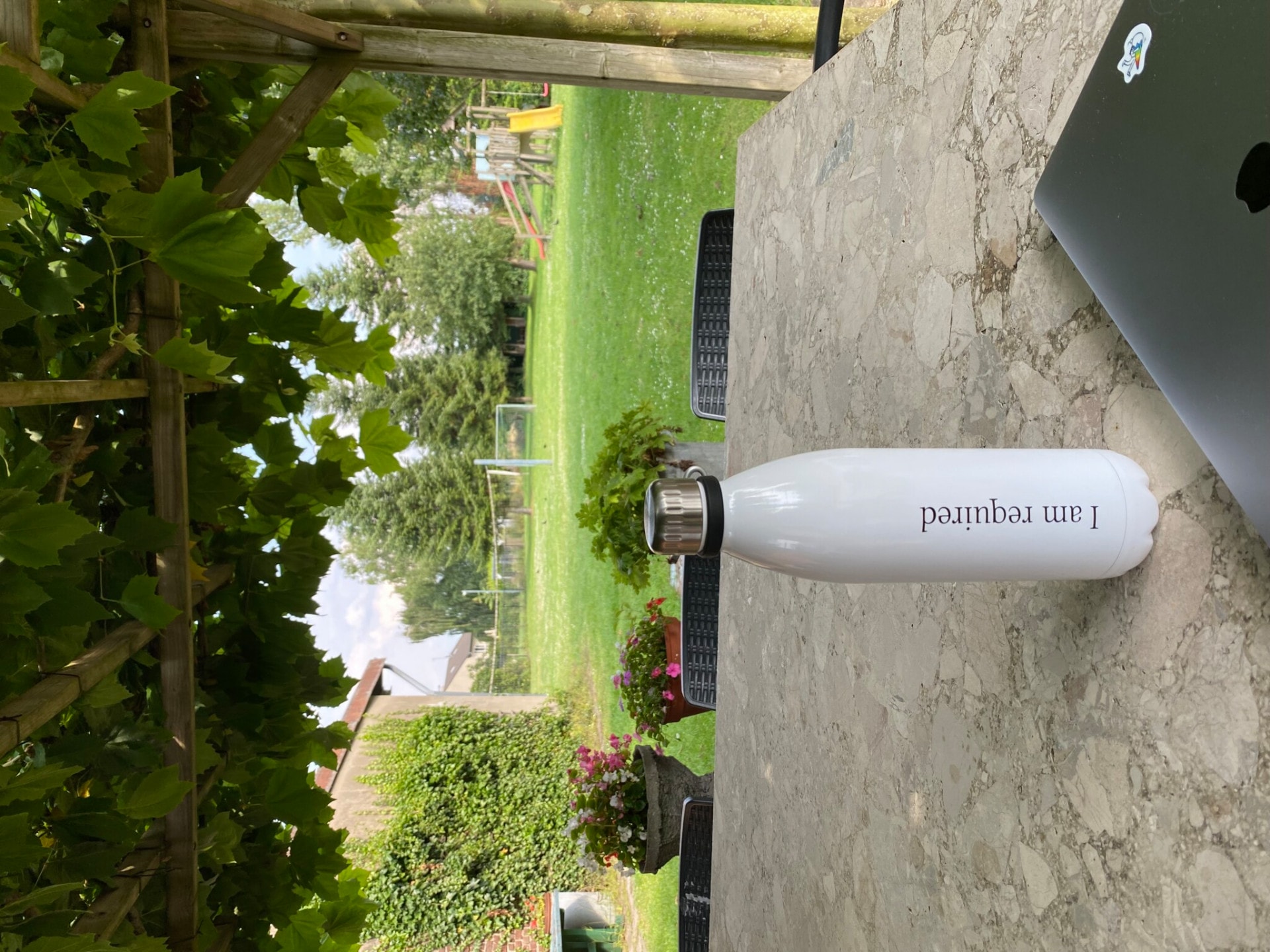 Blick auf den Garten mit Trinkflasche von required