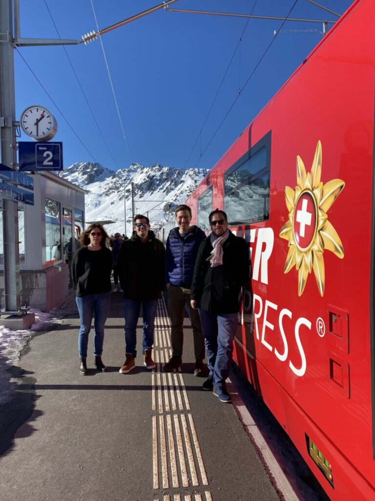 das required Team neben dem Zug Bernina-Express