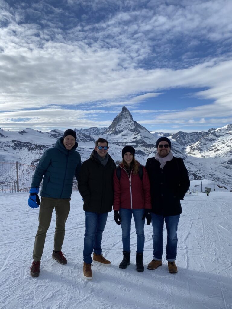 Ein Teil des required Teams, im Hintergrund das Matterhorn.