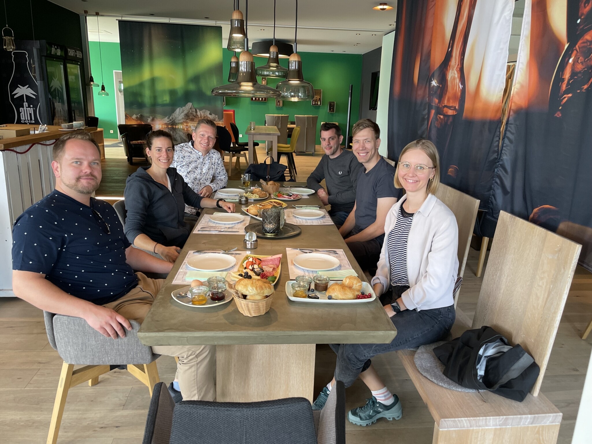 required Teamfoto beim Essen