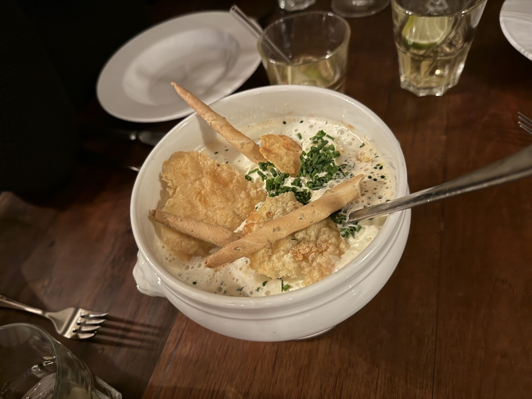 eine Schüssel mit Essen auf einem Teller auf einem Tisch
