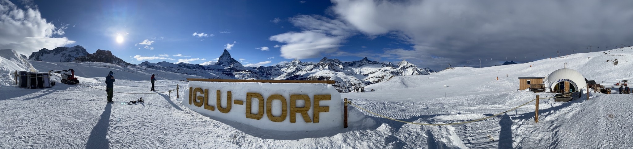 Ein Panoramabild des Iglu-Dorfes oberhalb von Zermatt. Im Hintergrund das Matterhorn.