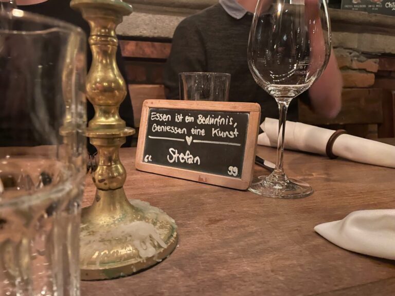 Menü-Tafel im Restaurant Grottino