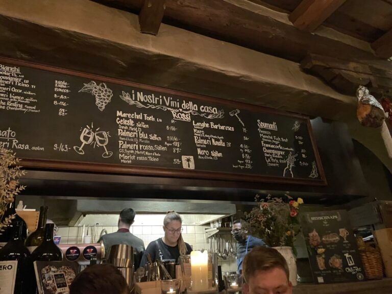 Restaurant atmosphere in the Grottino