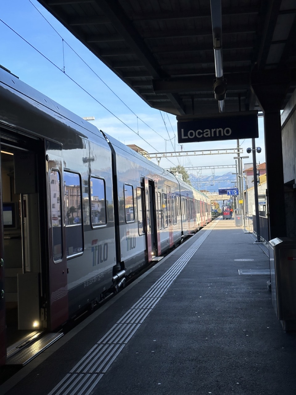 Einfahrt vom einem Zug am Bahnhof Locarno
